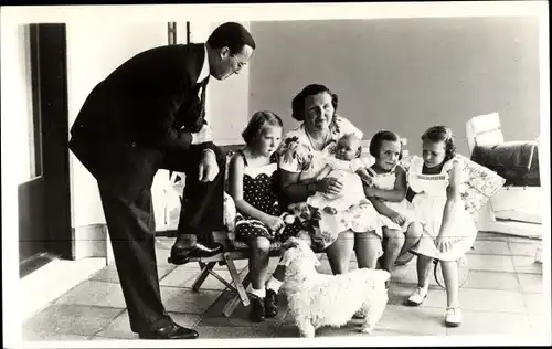 Ak Königin Juliana der Niederlande, Prinz Bernhard, Prinzessin Beatrix, Irene, Margriet, Christina