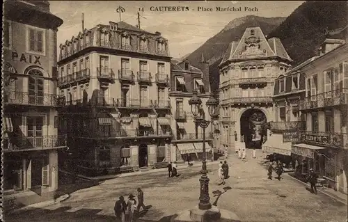 Ak Cauterets Hautes Pyrenäen, Place Marechal Foch