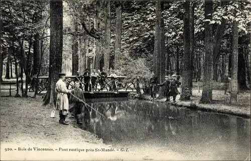 Ak Vincennes Saint Mandé Val de Marne, Bois de Vincennes, rustikale Brücke bei St-Mande