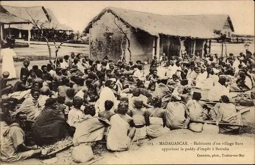 Ak Betroka Madagaskar, Habitants d'un village Bara apportant le paddy d'impôt