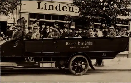 Foto Ak Berlin Mitte, Unter den Linden, Käse's Rundfahrten, Urlauber, Stadtrundfahrt