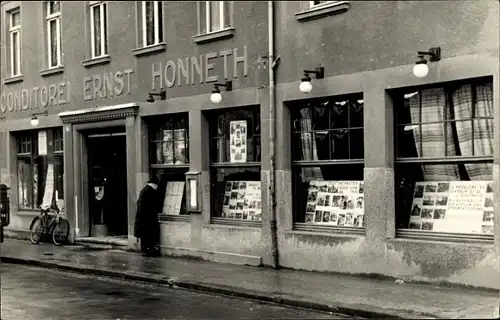 Foto Ak Deutschland, Conditorei Ernst Honneth, Schaufenster, Laden, Fahrraad