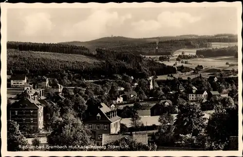 Ak Bad Brambach im Vogtland, Gesamtansicht mit Kapellenberg