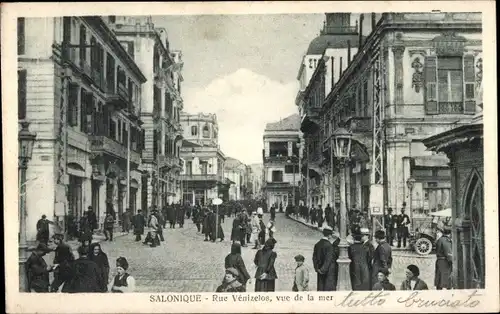 Ak Thessaloniki Griechenland, Rue Vénizelos, vue de la mer, piétons, réverbère, voiture