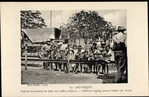 Ak Thessaloniki Griechenland, Enfants demandant du pain aux soldats francais