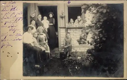 Foto Ak Neckargemünd am Neckar, Familienportrait am Haus