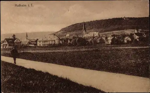 Ak Hofheim im Taunus Hessen, Straßenpartie, Kirche, Wohnhäuser