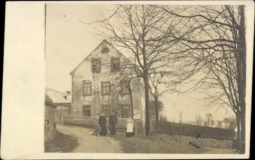 Foto Ak Weidenau Siegen in Westfalen, Familie beim Wohnhaus