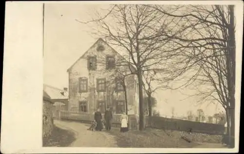 Foto Ak Wiederau in Sachsen, Familie beim Wohnhaus