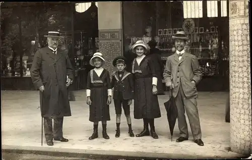 Ak Contrexéville Lothringen Vosges, Gruppenfoto, Geschäft