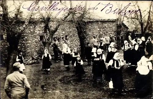 Foto Ak Frauen in mazedonischen? Trachten, Soldat, I. WK