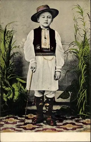 Ak Junge in serbischer Tracht, Portrait, Hehstock, Hut