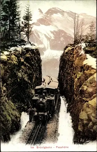 Ak Die Brünigbahn überquert eine Passhöhe, Berge