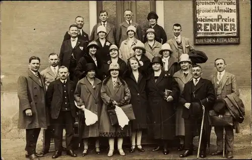 Foto Ak Dresden, Angestellte der Firma Renner, Altmarkt, Gruppenaufnahme