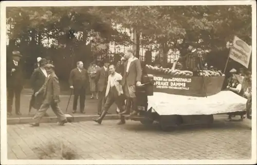 Foto Ak Dresden, Festwagen Franz Damme, Spreewaldgurken, Moritz Kloss Straße 11