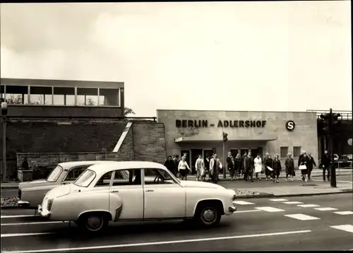 Ak Berlin Treptow Adlershof, S-Bahnhof, Straßenseite, Autos