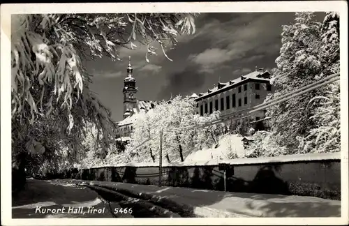 Ak Hall in Tirol, Straßenansicht im Schnee, Turm