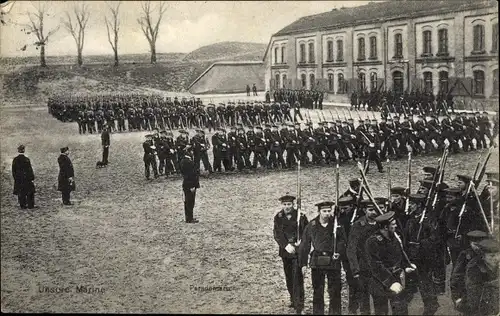 Ak Kaiserliche Marine, Parademarsch, Kompanien vor einer Kaserne, Gewehre