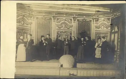 Foto Ak Berlin ?, Schauspieler auf einer Bühne, Theaterszene