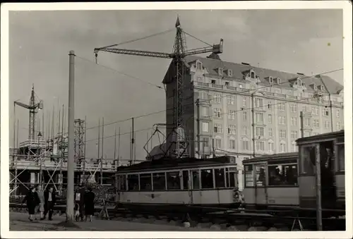 Foto Ak Dresden Zentrum Altstadt, Partie am Altmarkt 1955, Straßenbahnen, Kran, Baustelle