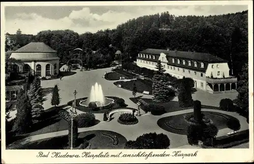 Ak Kudowa Zdrój Bad Kudowa Schlesien, Kurplatz mit anschließendem Kurpark, Fontäne