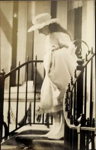 Foto Ak Adel Niederlande, Prinzessin auf einer Treppe