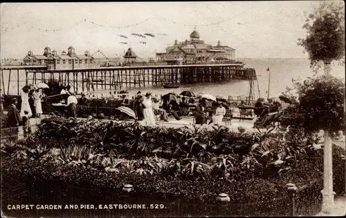 Ak Eastbourne East Sussex England, Carpet Garden and Pier