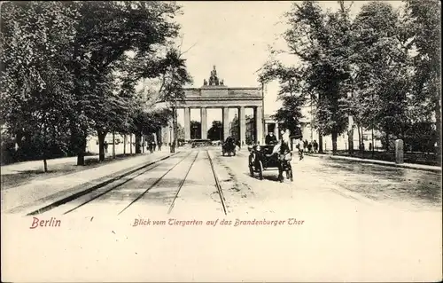 Ak Berlin, Blick vom Tiergarten auf das Brandenburger Tor, Kutsche, Gleise