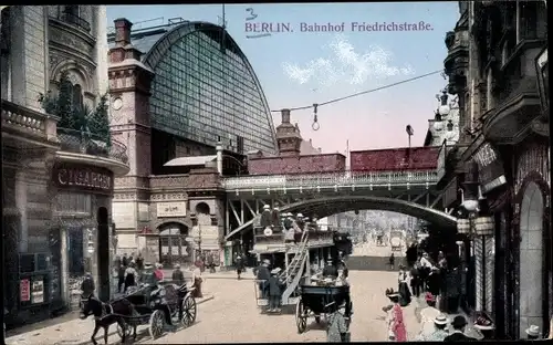 Ak Berlin Mitte, Bahnhof Friedrichstraße, Bus, Kutsche, Passanten, Zug, Geschäfte