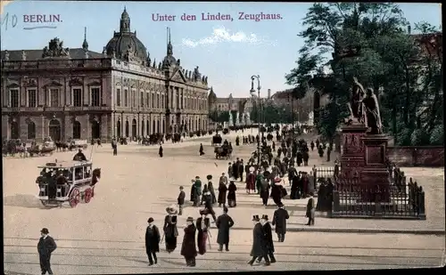Ak Berlin Mitte, Unter den Linden, Zeughaus, Passanten, Denkmal, Kutsche