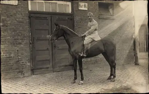 Foto Ak Düsseldorf am Rhein, Reiter, Soldat