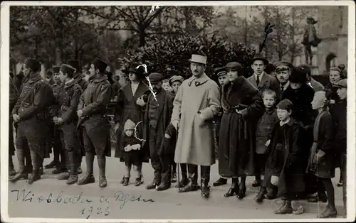 Foto Ak Wiesbaden in Hessen, Gruppenfoto, franz. Offizier