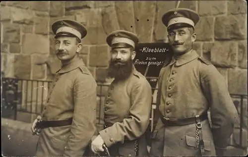 Foto Ak Kassel in Hessen, Soldaten, Gruppenfoto, Kleeblatt