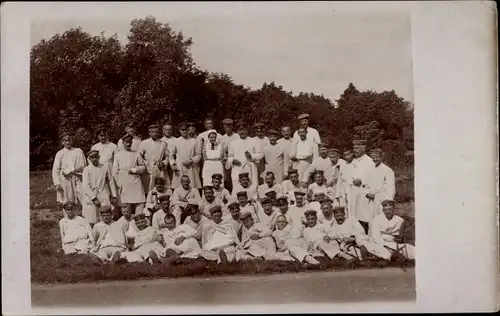 Foto Ak Hof an der Saale Oberfranken Bayern, Lazarett, Gruppenfoto, Patienten, Soldaten