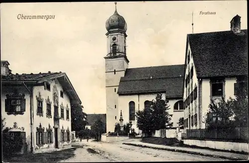 Ak Oberammergau in Oberbayern, Forsthaus und Kirche, Straßenpartie