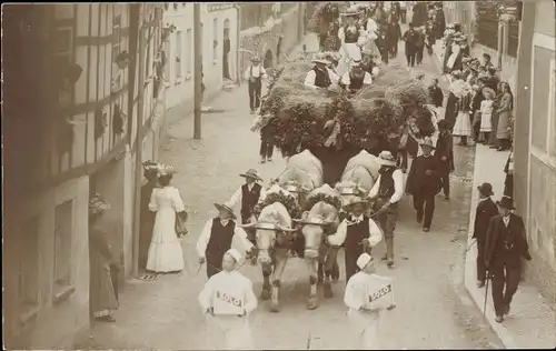 Ak Festumzug, Geschmückte Rinder, Festwagen, Menschen in Trachten