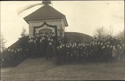 Foto Ak Altstadt Waldenburg in Sachsen, Männer vor geschmücktem Gebäude, Soldaten, Jungen