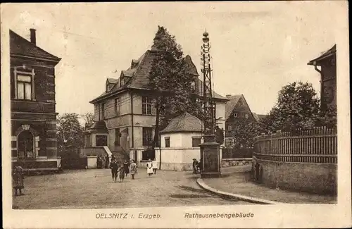 Ak Oelsnitz im Erzgebirge, Rathausnebengebäude, Straßenpartie