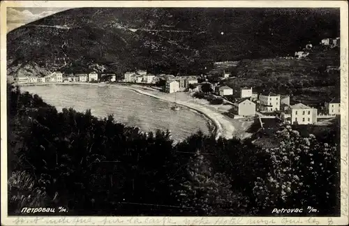 Ak Petrovac na moru Montenegro, Blick auf den Ort, Strand, Häuser