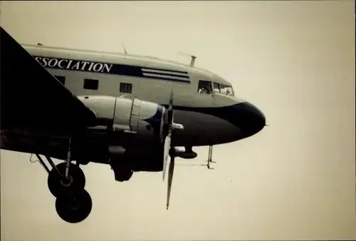 Foto Passagierflugzeug, Zivilflugzeug, Association, Douglas DC-3 Propellermaschiene im Flug