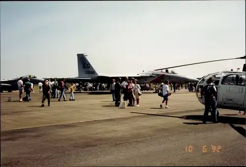 Foto Flughafen, Hubschrauber, Militärflugzeug