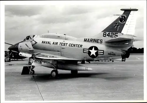 Foto Amerikanisches Militärflugzeug Marines 8425, Naval Air Test Center, Douglas A-4 Skyhawk II