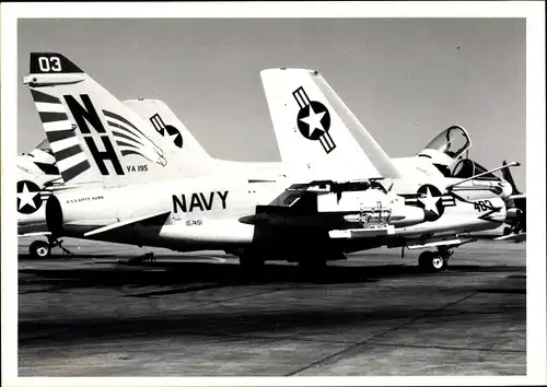 Foto Amerikanisches Militärflugzeug US Navy NH 483, Vought A-7 Erdkampfflugzeug