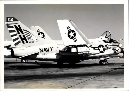 Foto Amerikanisches Militärflugzeug US Navy NH 402, Vought A-7 Erdkampfflugzeug