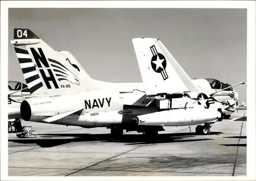 Foto Amerikanisches Militärflugzeug US Navy NH 404, Vought A-7 Erdkampfflugzeug