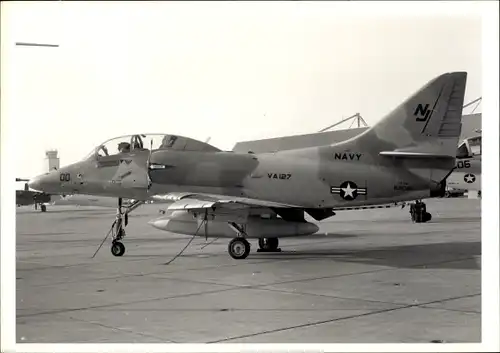 Foto Amerikanisches Militärflugzeug US Navy NJ, VA 127, Douglas A-4 Skyhawk Jagdbomber