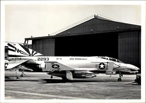 Foto Amerikanisches Militärflugzeug 2293, USS Roosevelt, McDonnell F-4 Jagdbomber