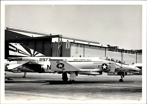 Foto Amerikanisches Militärflugzeug 2977, USS Coral Sea, McDonnell F-4 Jagdbomber 206