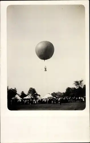 Foto Ak Ballon über einem Flugfeld