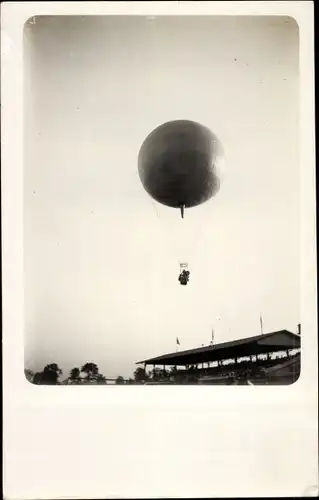 Foto Ak Ballon über einem Flugfeld